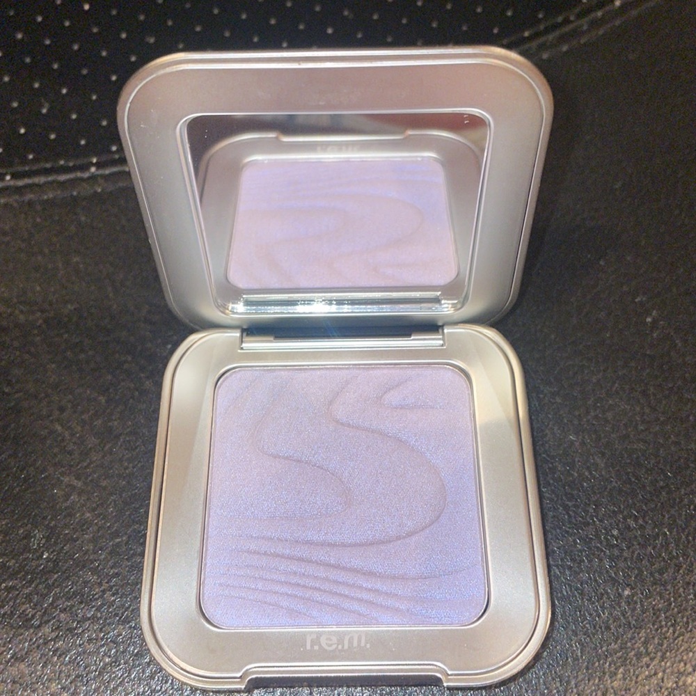 BRAND NEW IN BOX REM BEAUTY BY ARIANA GRANDE MISS NEPTUNE PURPLE HIGHLIGHTER